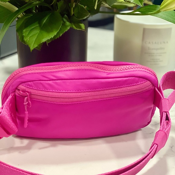 🍋 Lululemon Everywhere Belt Bag Sonic Pink 1L Limited Rare Color NWOT - Picture 5 of 5